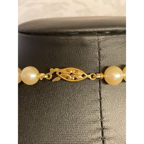 Elegant Vintage Faux Pearl Necklace With Gold-Plated Filigree Clasp - Picture 3 of 3